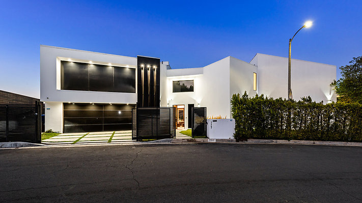 5star 7567 Hermes Dr  LA