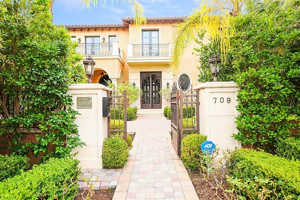 709 N Rexford Dr. BH