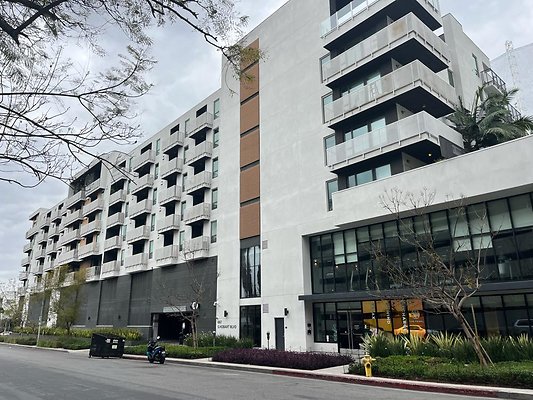 Pearl on Wilshire