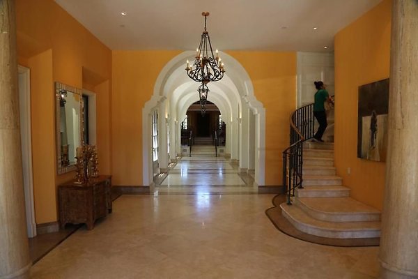 UNIVERSAL-A439-LA-82