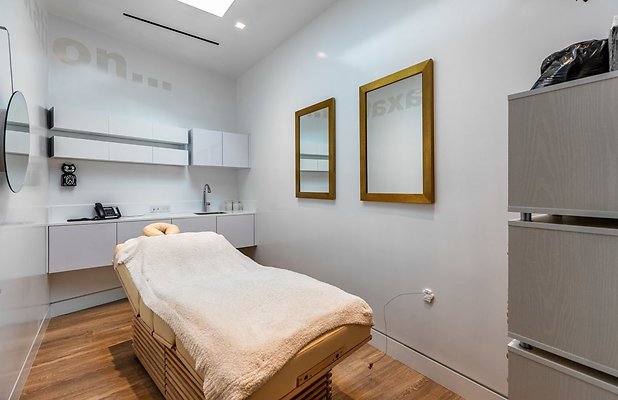 UNIVERSAL-A049-LA-84