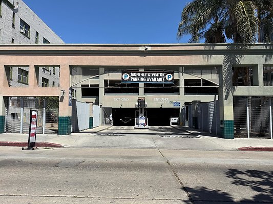 Garage. Cherokee-Hollywood. SP+
