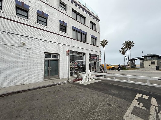 8 Brooks Av