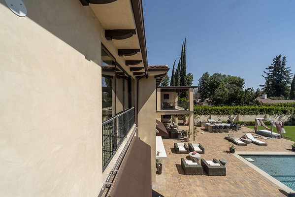 13646 balcony 3