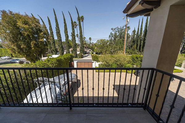 13646 balcony 5