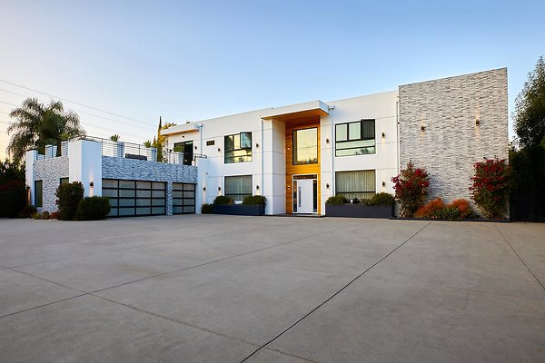 b 415Architectural Tarzana
