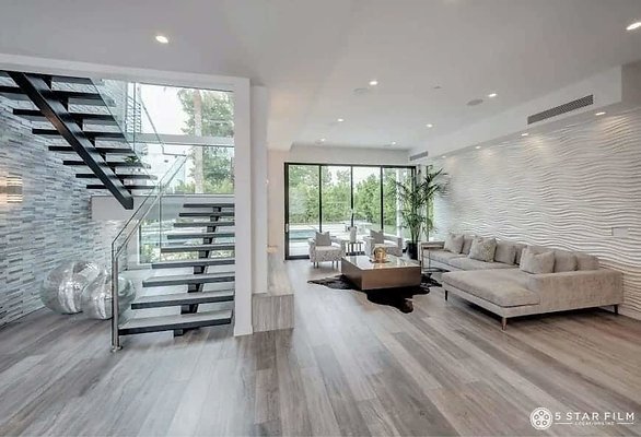 5Star - 6680 Inside Staircase 1