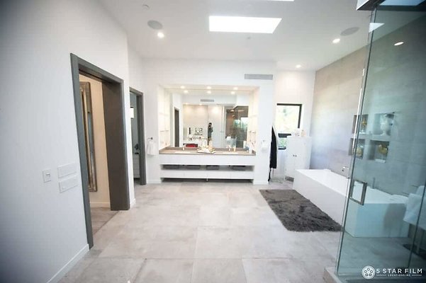 5Star - 6680 Master Bathroom 1