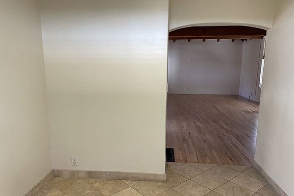 10635SantaMonicaBlvd10675WSte0009